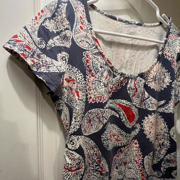 *3 for $15* Paisley print short sleeve Motherhood Maternity shirt. Size M - Picture 7 of 7